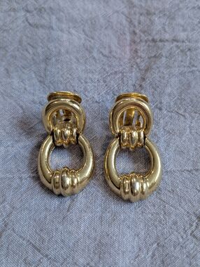 VINTAGE Vendome Signed Gold Door Knocker Clip On Earrings | Ribbed Retro